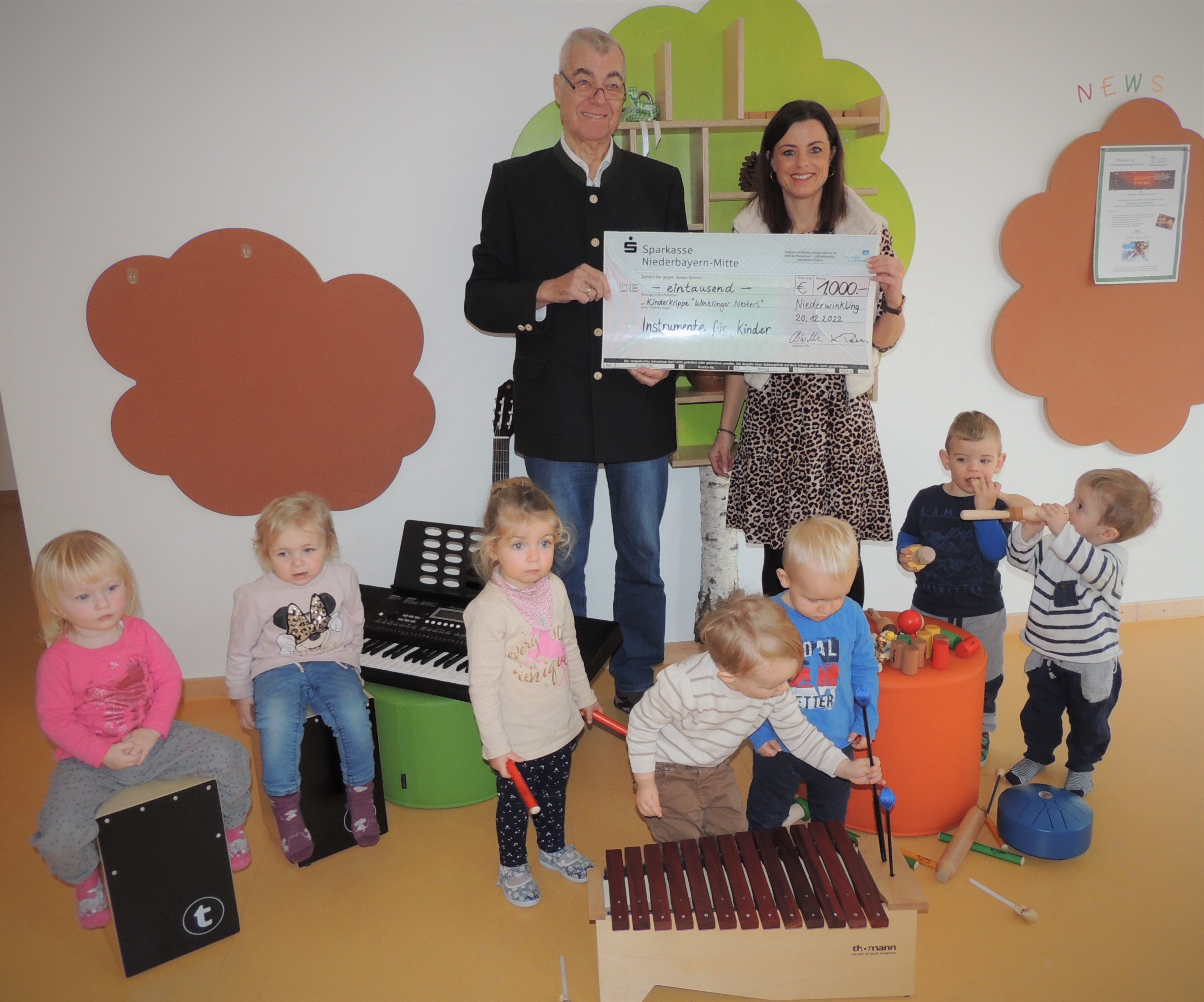 Herr Jürgen Wallstabe überreicht der Leitung Frau Attenberger den Scheck über 1000€ Herr Jürgen Wallstabe überreicht der Leitung Frau Attenberger den Scheck über 1000€
